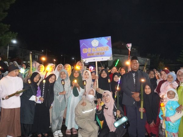 RATUSAN SISWA-SISWI AL-MANAR BENER MERIAH MENGGELAR PAWAI OBOR MENYAMBUT RAMADHAN 1446 H RATUSAN SISWA-SISWI AL-MANAR BENER MERIAH MENGGELAR PAWAI OBOR MENYAMBUT RAMADHAN 1446 H